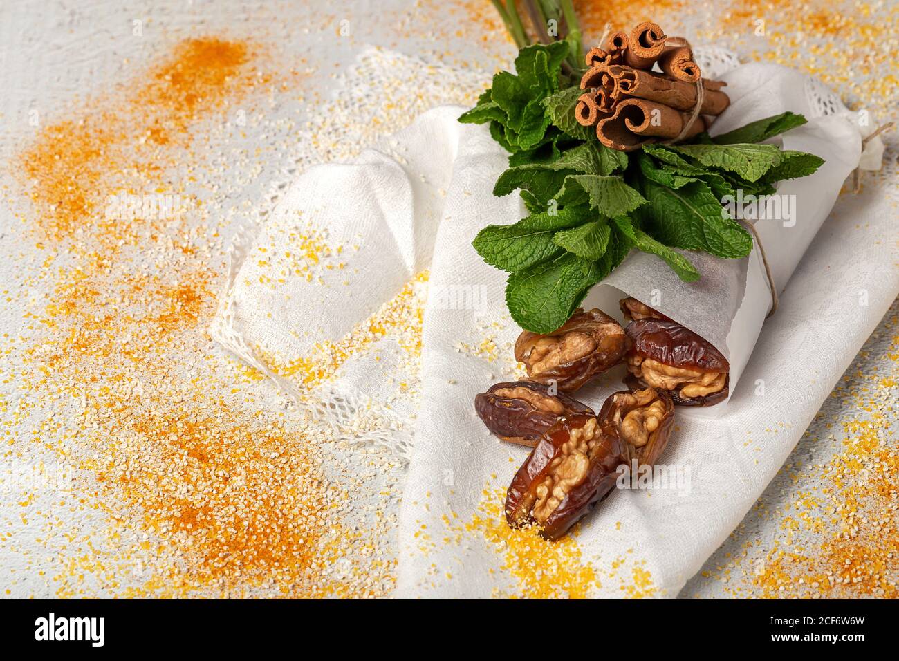 Datteln Früchte mit Walnusssand getrocknete Feigen, Minze und Zimt muslim Halal Snack für Ramadan Stockfoto