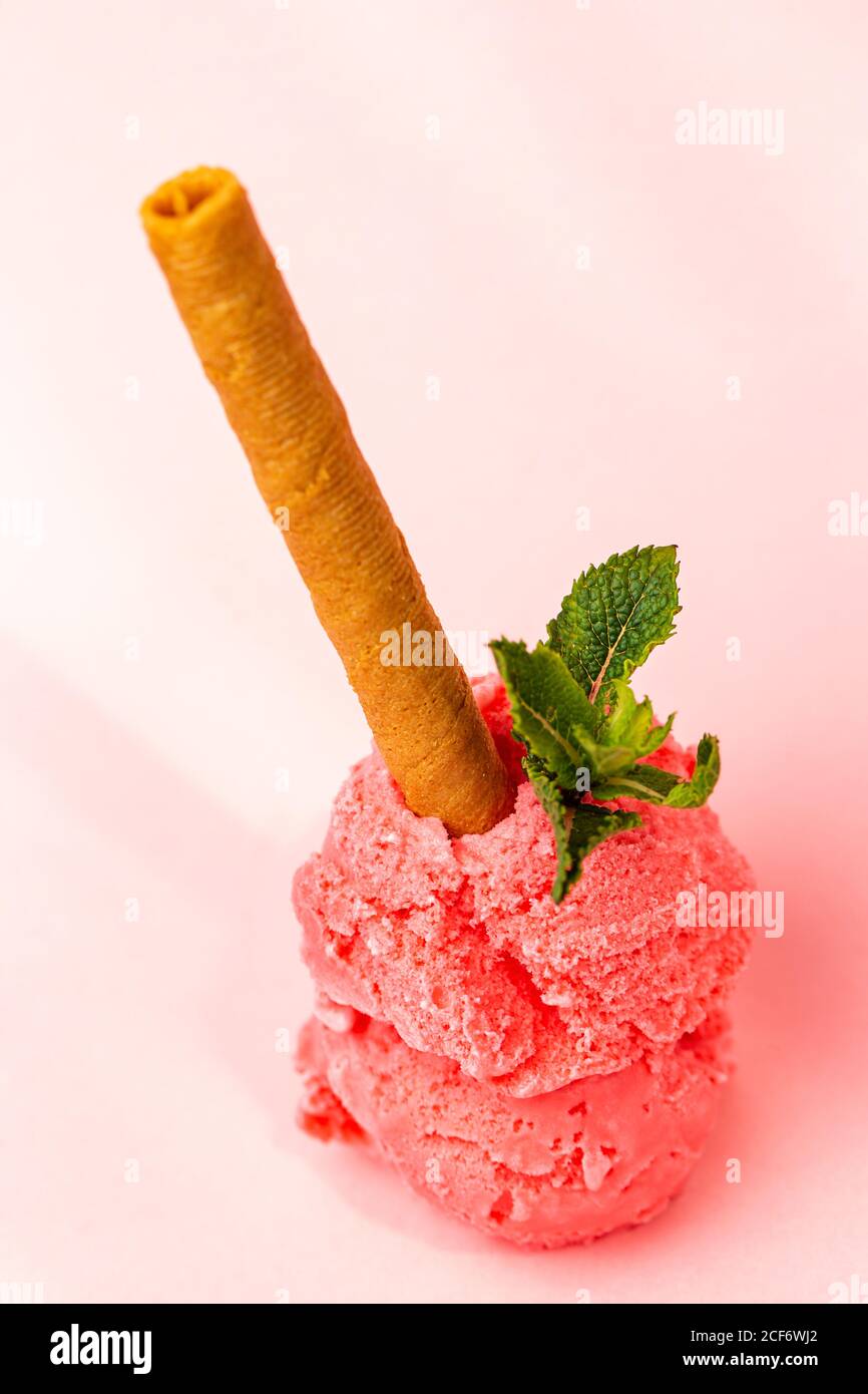 Erdbeer-Eislöffel mit Waffeleisen Stockfoto