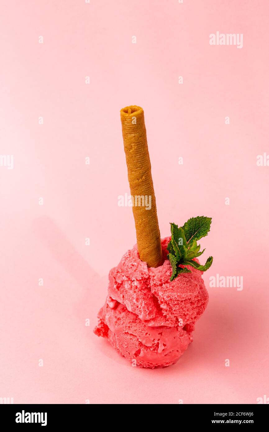 Erdbeer-Eislöffel mit Waffeleisen Stockfoto