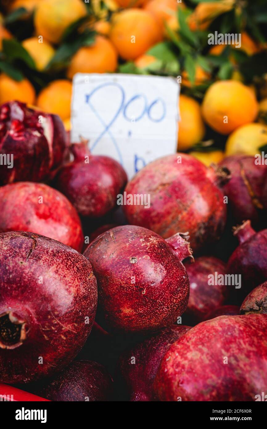 Straßenmarkt mit frischem Obst und Gemüse Stockfoto