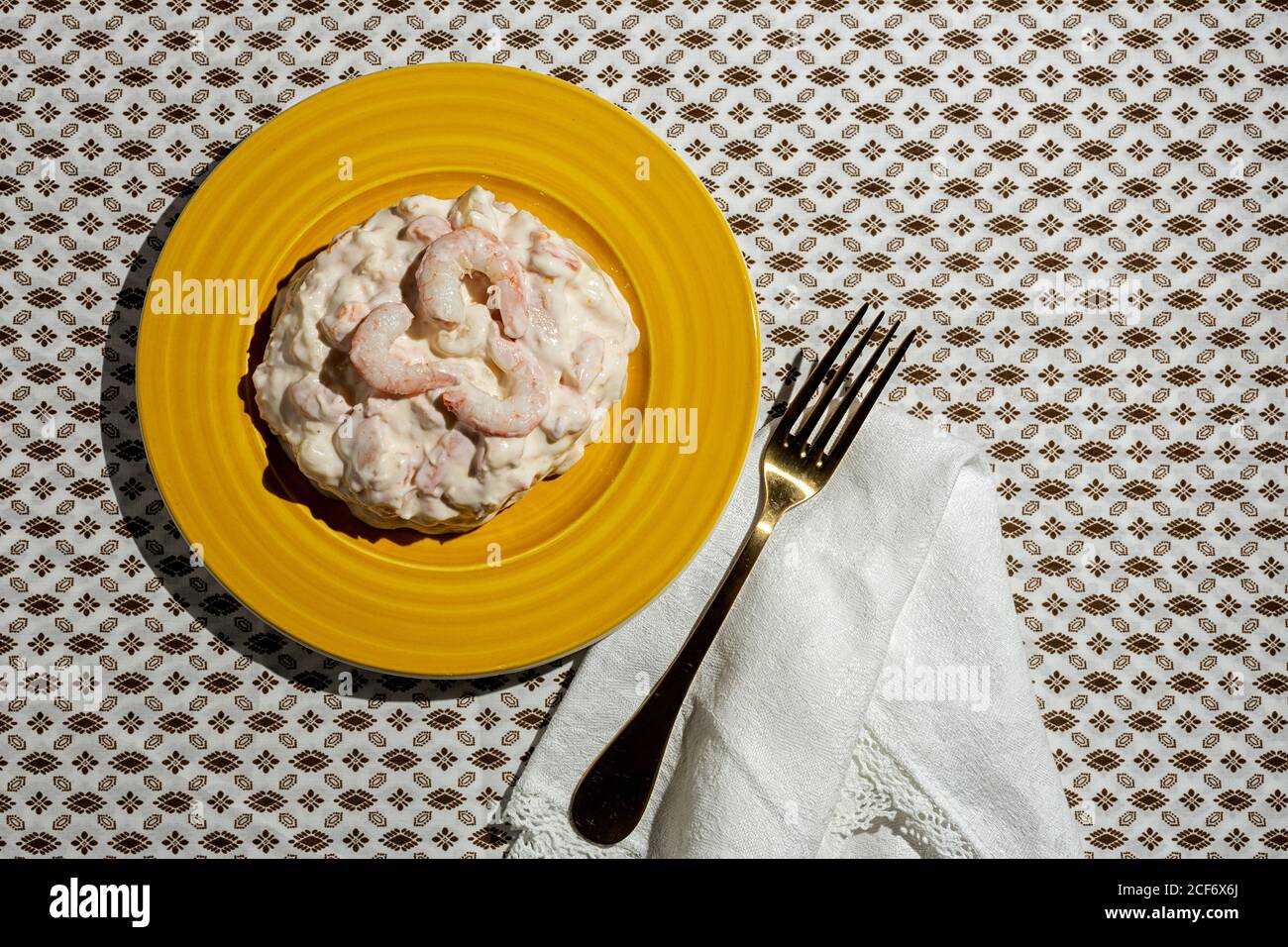 Traditioneller russischer hausgemachter Salat mit Kartoffeln ...