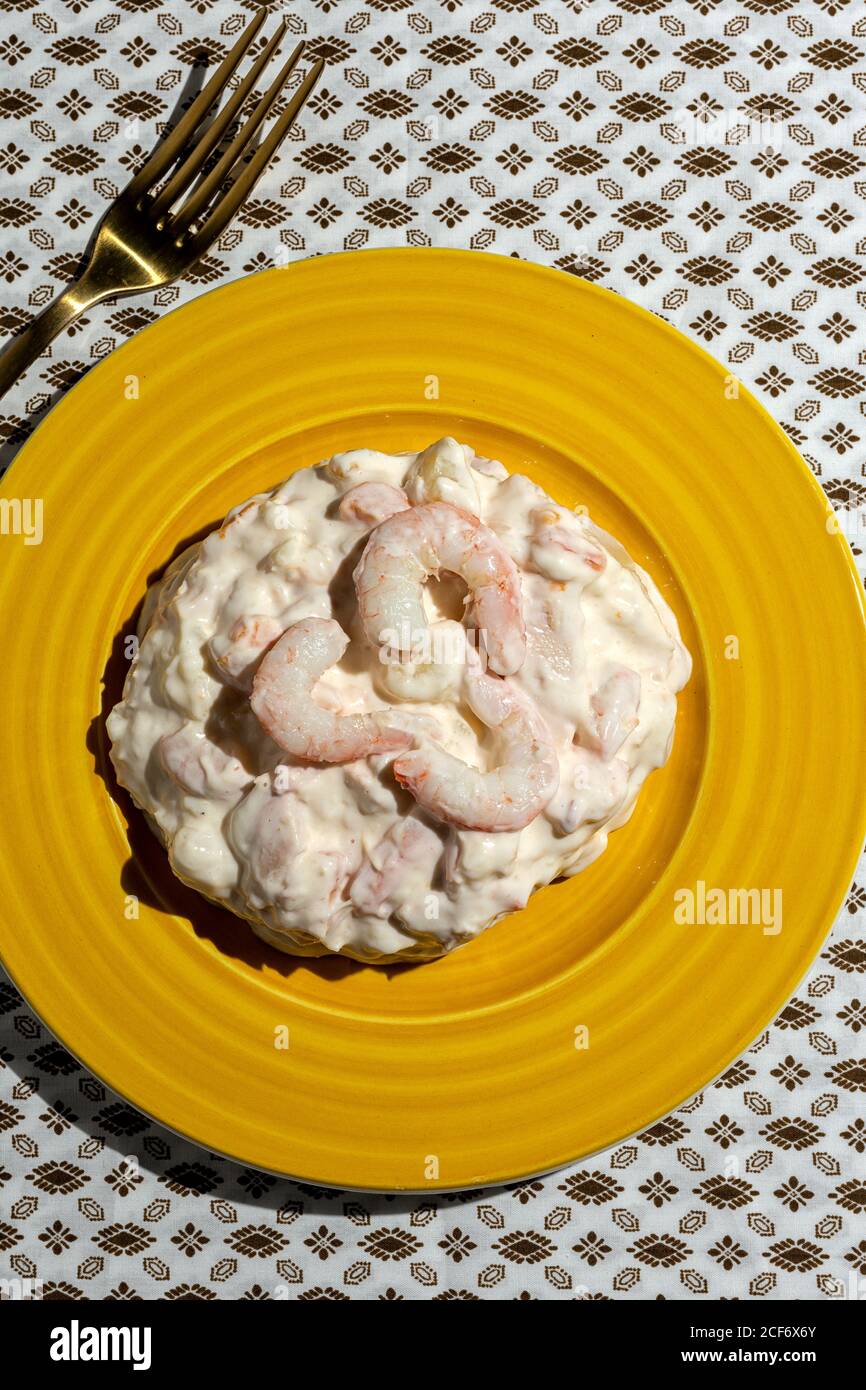 Traditioneller russischer hausgemachter Salat mit Kartoffeln ...
