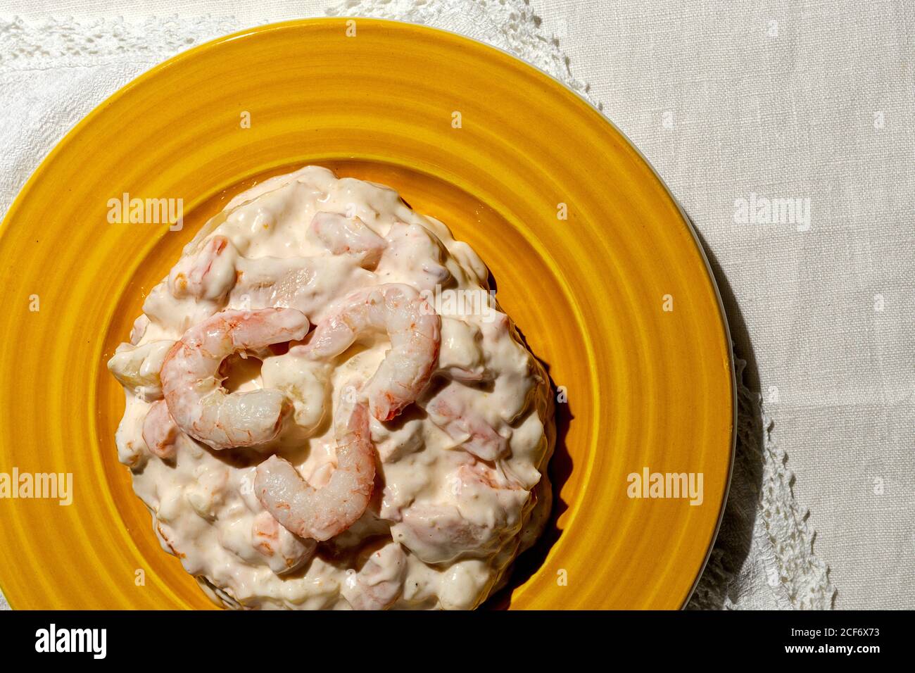 Traditioneller russischer hausgemachter Salat mit Kartoffeln ...