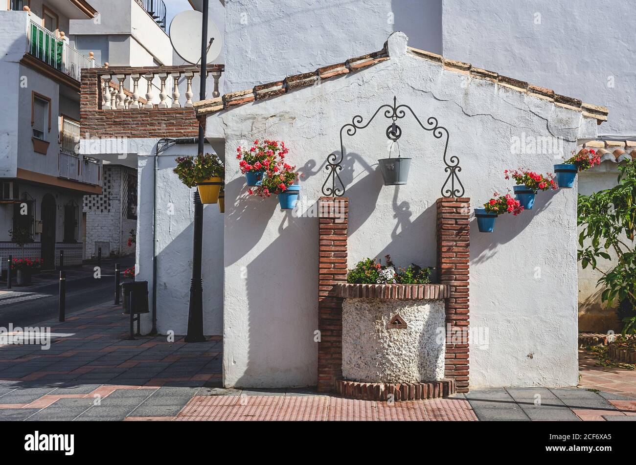 Typisch andalusische spanische weiße Dörfer. Typische Architektur. Feiertage. Reisen. La cala de Mijas Stockfoto