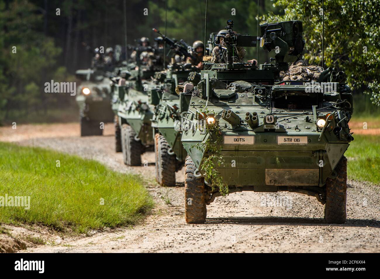 FORT BENNING, Ga. - EIN Konvoi von M1126 Stryker Kampffahrzeuge Manöver während der Operation Letzter Stand, während der Scout Leader Kurs von der 316. Kavallerie Brigade durchgeführt 2. September 2020. Das achträdrige Stryker Combat Vehicle ist die Stryker Brigade Combat Team der US-Armee primäre Kampf-und Kampfunterstützungsplattform. (USA Army Foto von Patrick A. Albright, Maneuver Center of Excellence und Fort Benning Public Affairs) Stockfoto