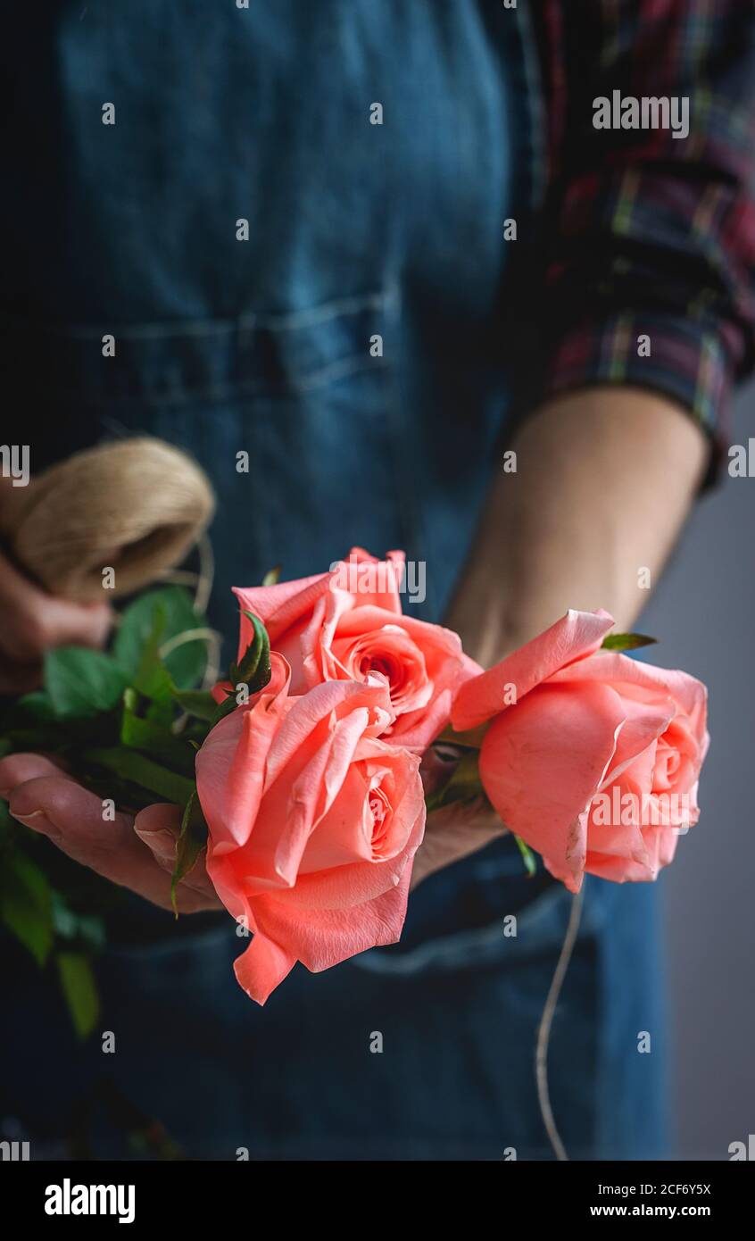 Zusammensetzung von verschiedenen Arten von Kürbissen auf Holztisch angeordnet Stockfoto