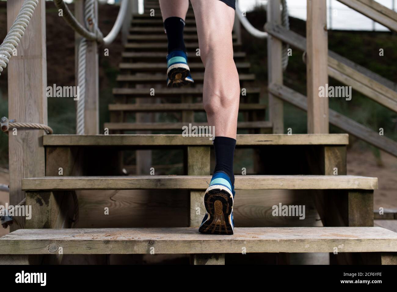 Rückansicht von unten Ernte unkenntlich Mann Sportler im Sport Bekleidung im Obergeschoss Stockfoto