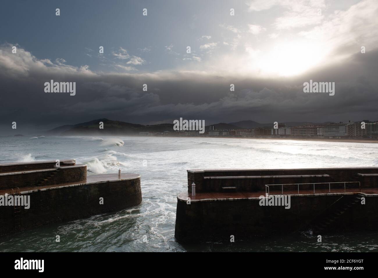 Felsen Wellenbrecher mit tobenden Meer bei bewölktem Wetter Stockfoto