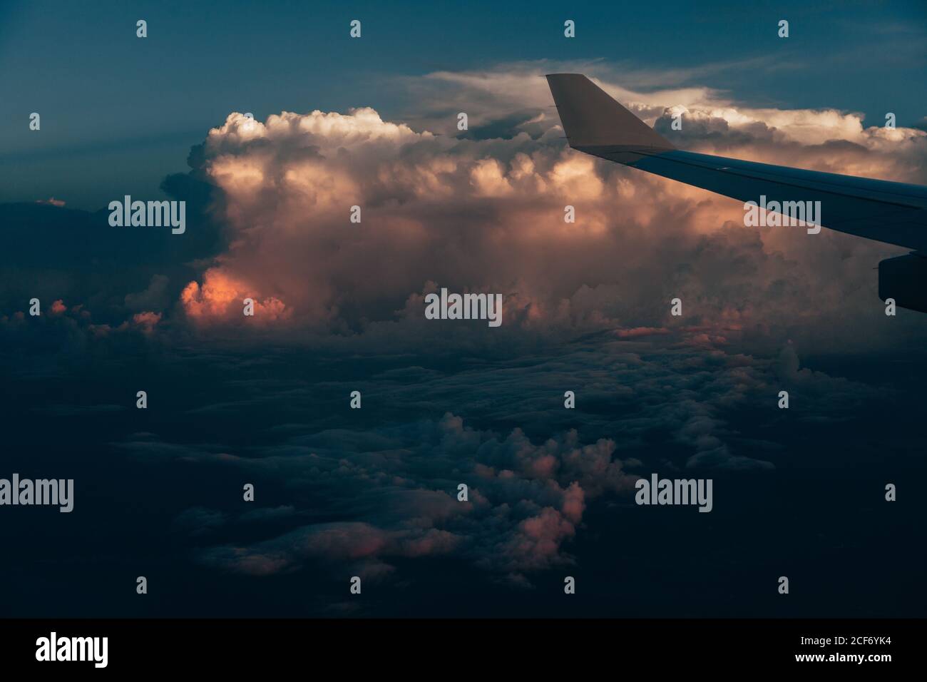 Flugzeug Flügel zwischen bunten schönen friedlichen großen Wolken und blau Himmel im Morgengrauen über Kuba Stockfoto