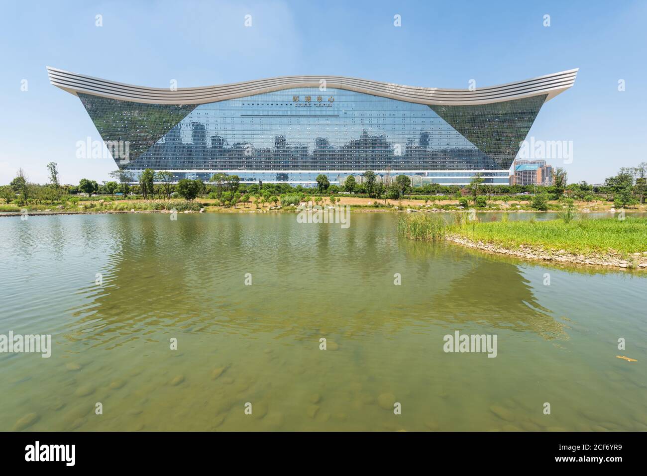 Chengdu, Provinz Sichuan, China - 26. Aug 2020 : Gebäude des New Century Global Center, das an einem sonnigen Tag mit klarem blauen Himmel in einem See reflektiert wird Stockfoto