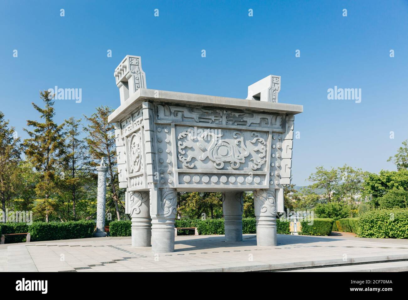 Bronze-Stativ auf weißem Hintergrund Stockfoto