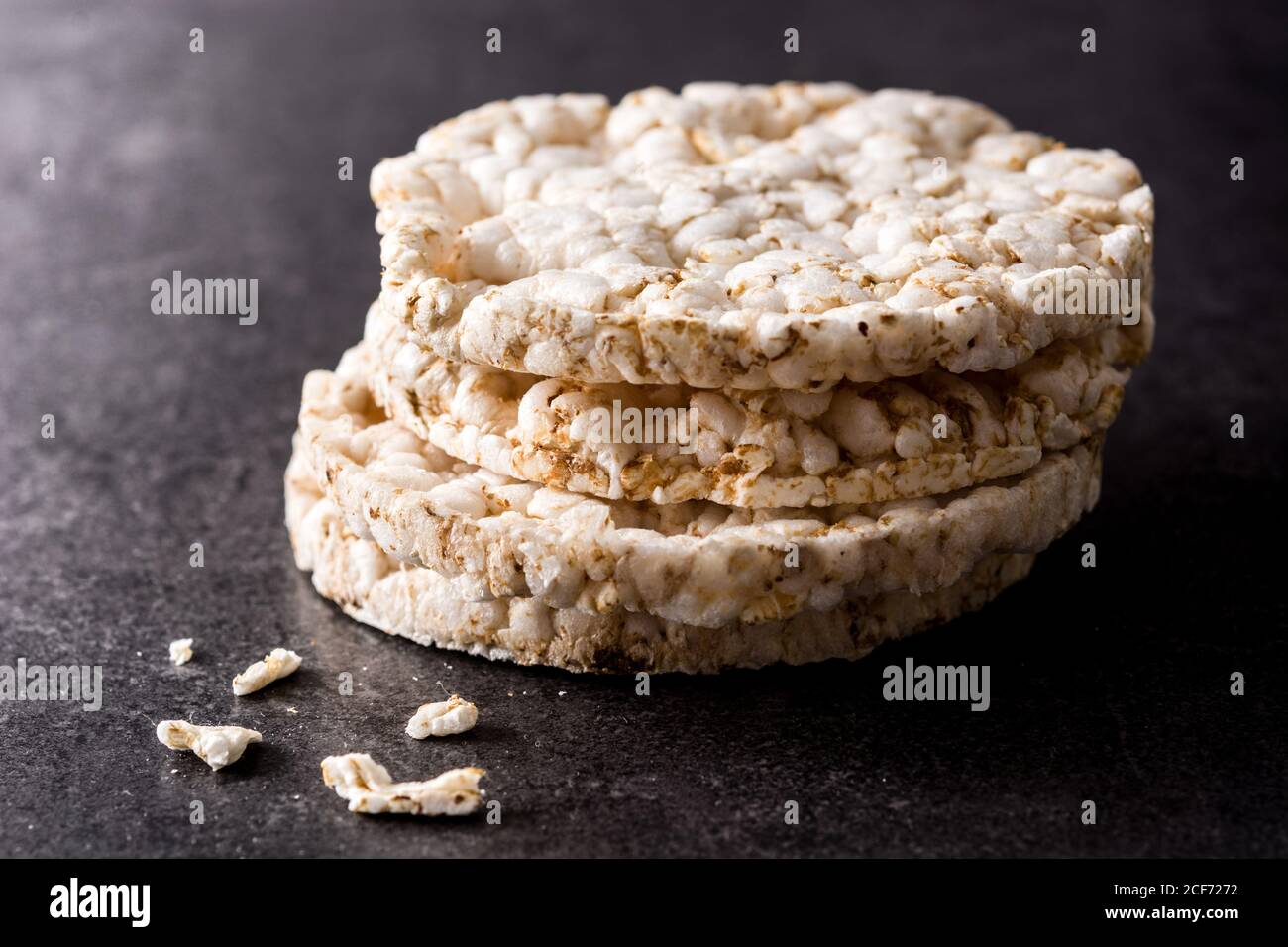 Haufen von gepufften Reiskuchen auf schwarzem Schiefer Hintergrund Stockfoto