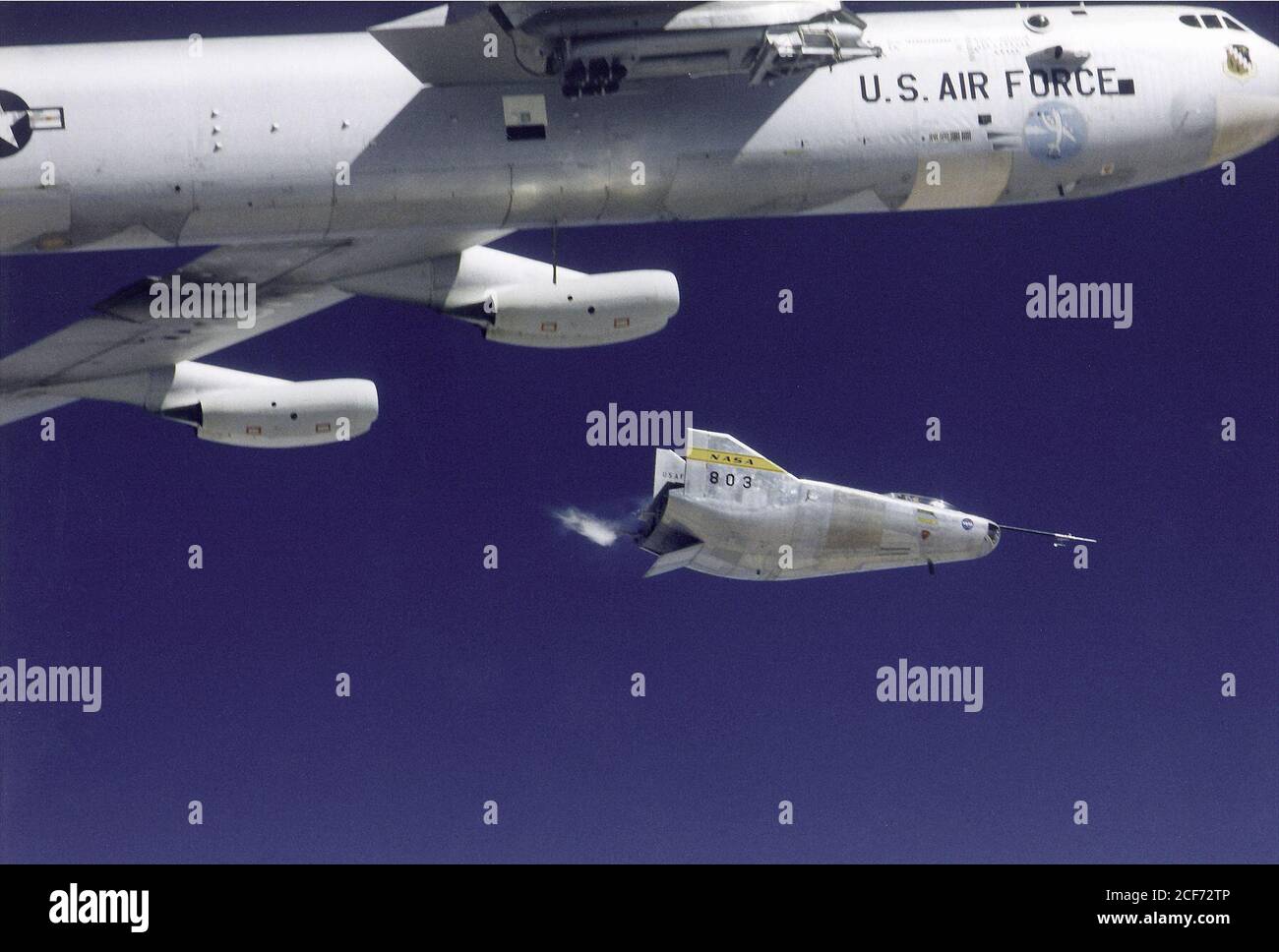 Dieses Foto zeigt die M2-F3-Hebevorrichtung, die vom B-52-Mutterschiff der NASA im NASA Flight Research Center (FRC - jetzt Dryden Flight Research Center), Edwards, Kalifornien, gestartet wird. Eine Flotte von Hebekörpern, die von 1963 bis l975 auf der FRC geflogen wurden, demonstrierte die Fähigkeit von Piloten, ein wingless Fahrzeug zu manövrieren und sicher zu landen, das dazu entwickelt wurde, aus dem All zurück zur Erde zu fliegen und wie ein Flugzeug an einem vorher festgelegten Ort gelandet zu sein. Stockfoto
