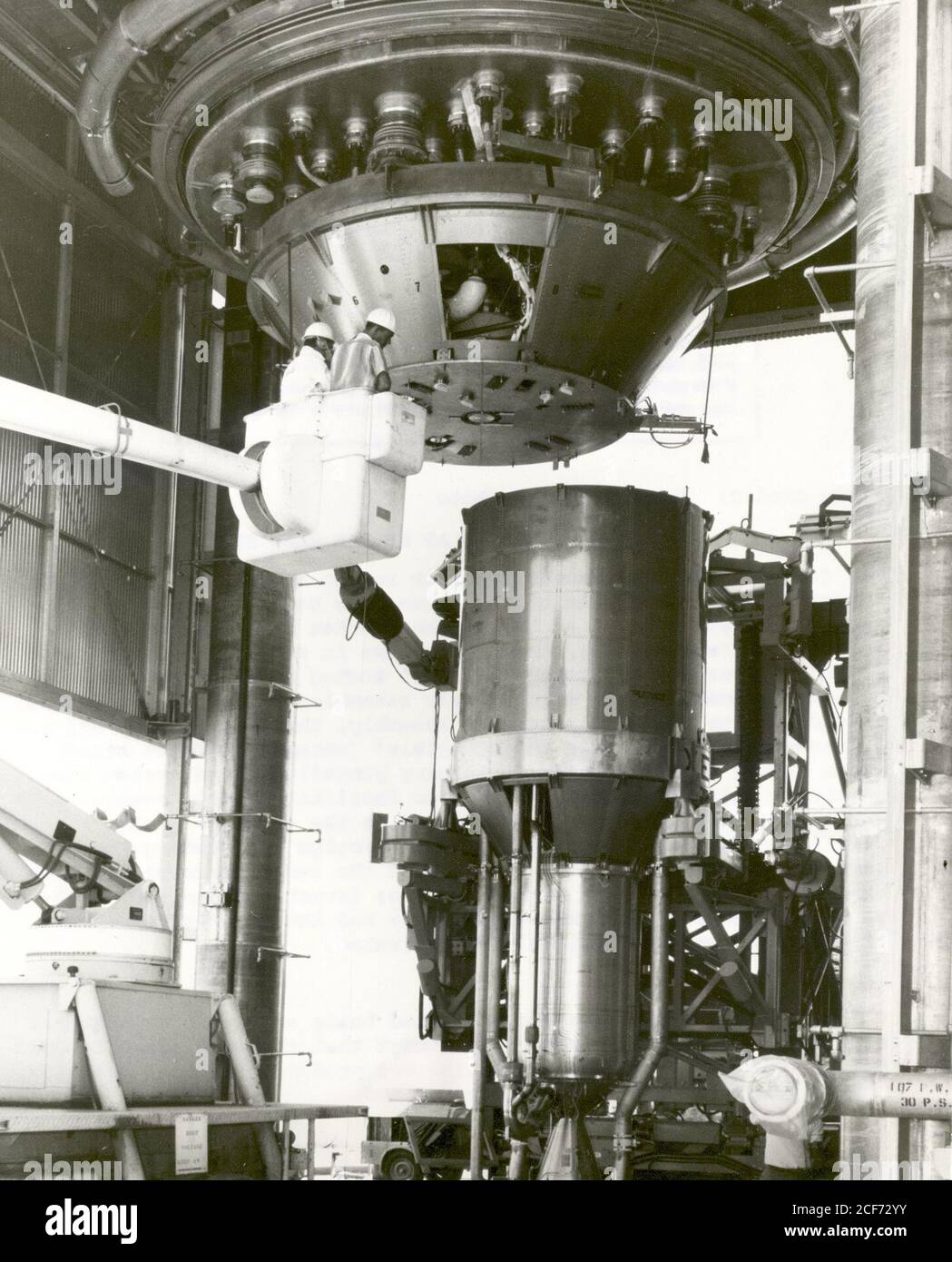 Die Erste Experimentelle Montage Des Kernraketenantriebs (Xe) In Einer  "Kaltströmung"-Konfiguration Wird Im Motorenprüfstand Nr. 1 Der Nuklearen  Raketenentwicklungsstation In Jackass Flats, Nevada, Installiert.  Kaltströmungsexperimente Werden Mit Einer ...