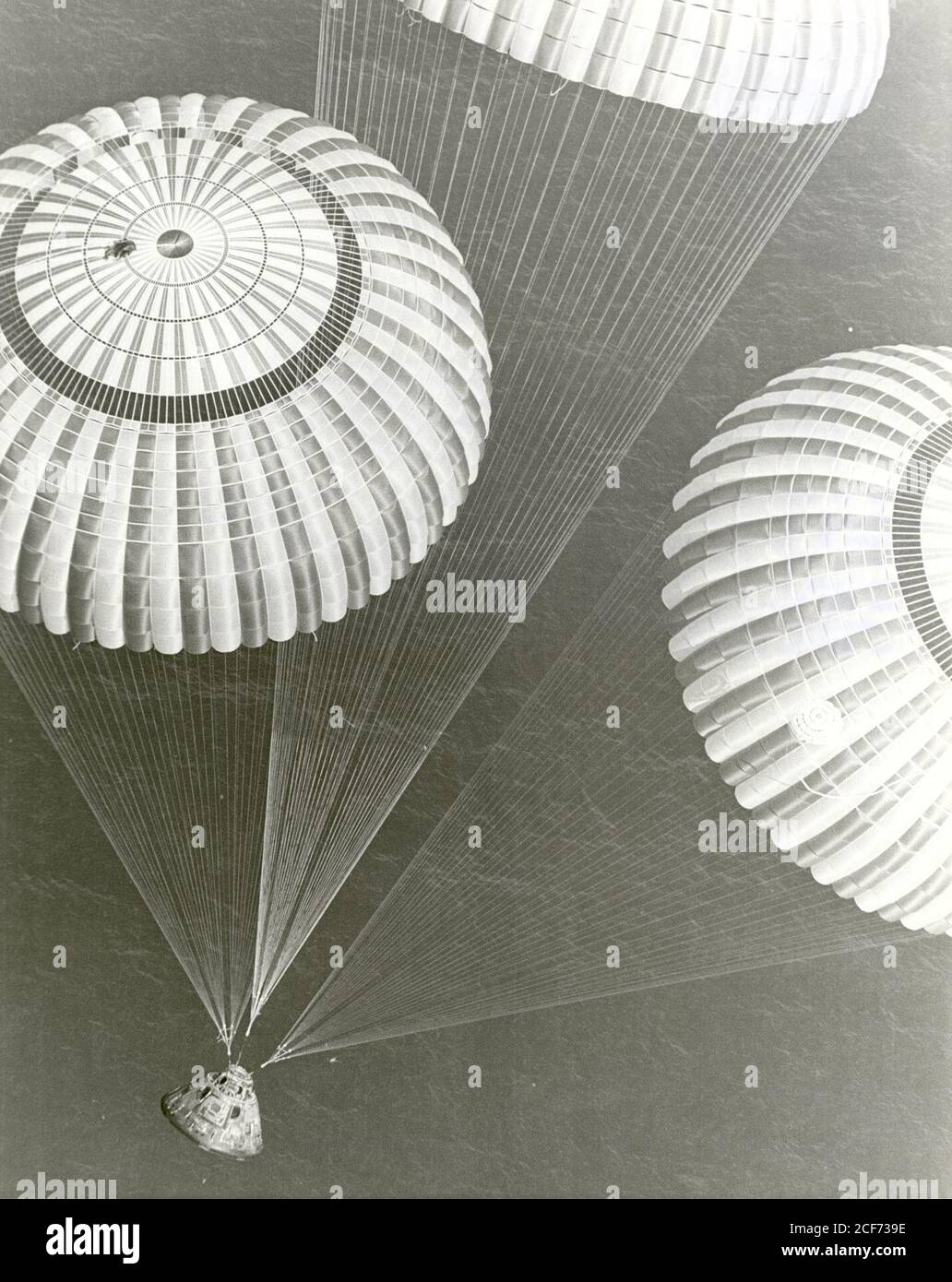 Das Raumschiff Apollo 17, das die Astronauten Eugene A. Cernan, Ronald E. Evans und Harrison H. Schmitt enthielt, glitzerte am 19. Dezember 1972 um 14:25 Uhr EST auf einen sicheren Splasdown, 648 Kilometer (350 Seemeilen) südöstlich von Amerikanisch-Samoa. Sie wurden mit einem Rückgewinnungshubschrauber in die U.S.S.G. geflogen Ticonderoga etwas weniger als eine Stunde nach Abschluss der sechsten und letzten bemannten Mondlandung der NASA im Apollo Programm. Stockfoto