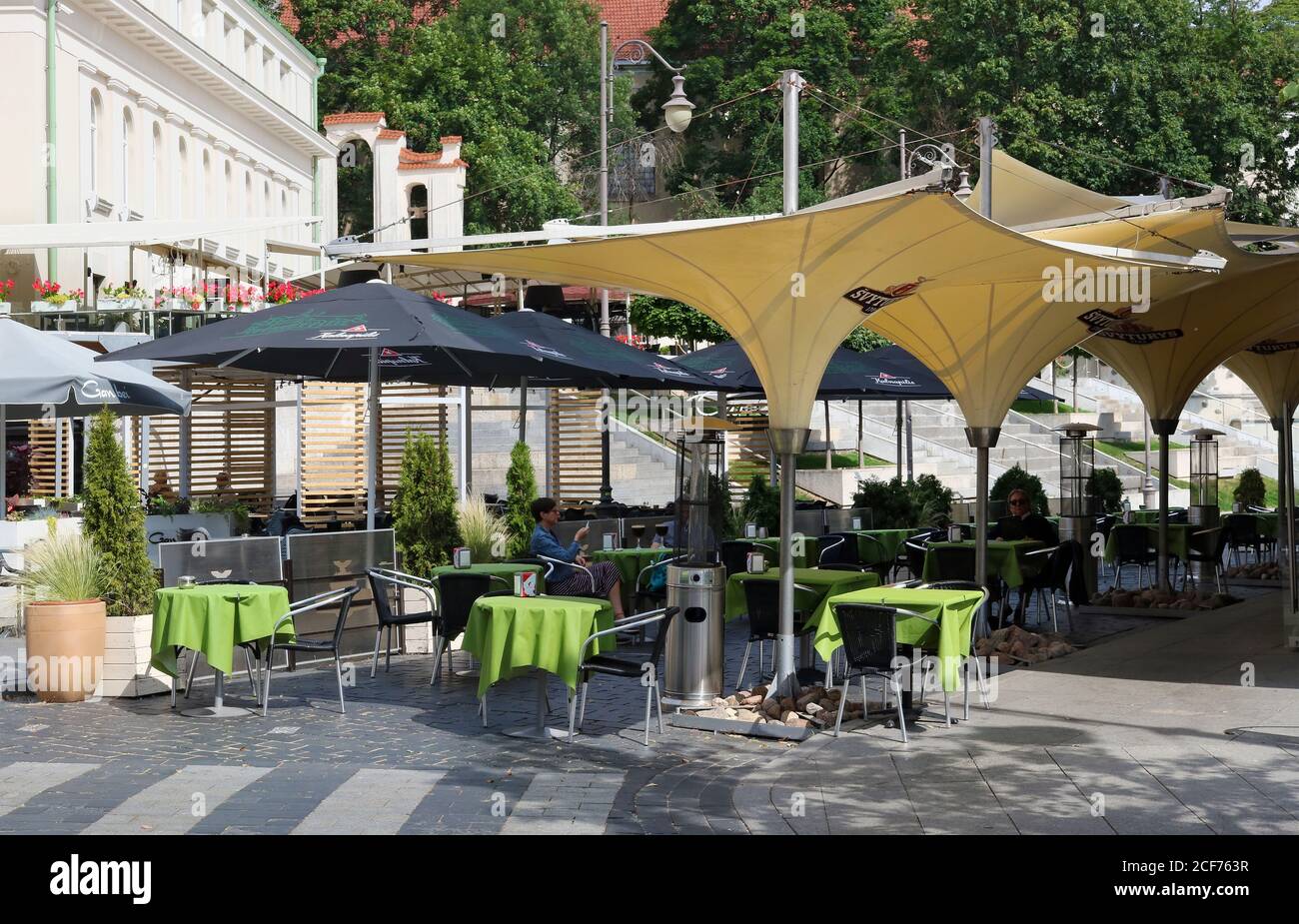 VILNIUS, LITAUEN - 22. AUGUST 2020: Beliebtes Café an der Gedimino Avenue. Während der Quarantäne werden Clients nur im Freien bedient. Stockfoto