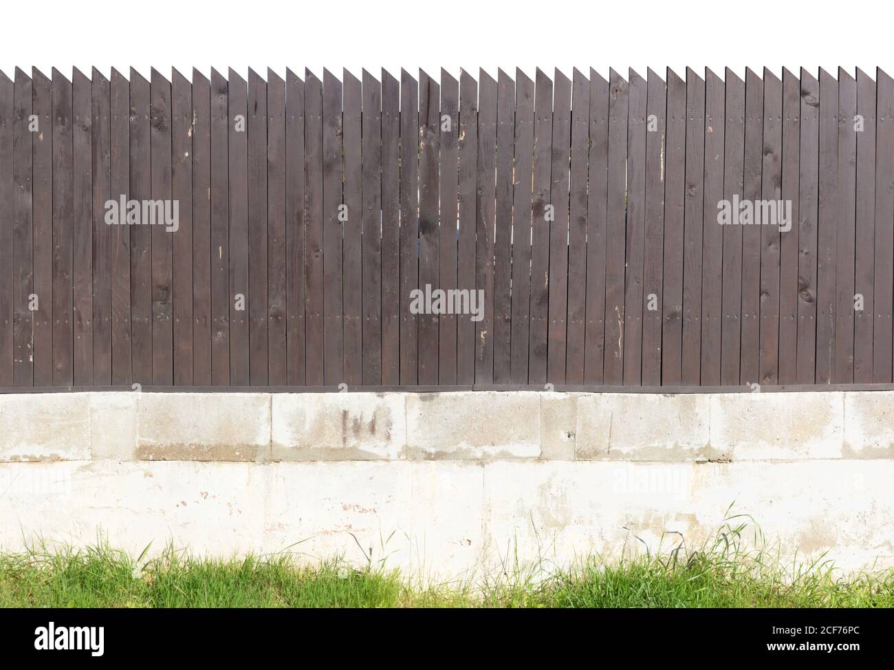 Alter brauner hölzerner ländlicher Zaun aus vertikalen Planken isoliert Stockfoto