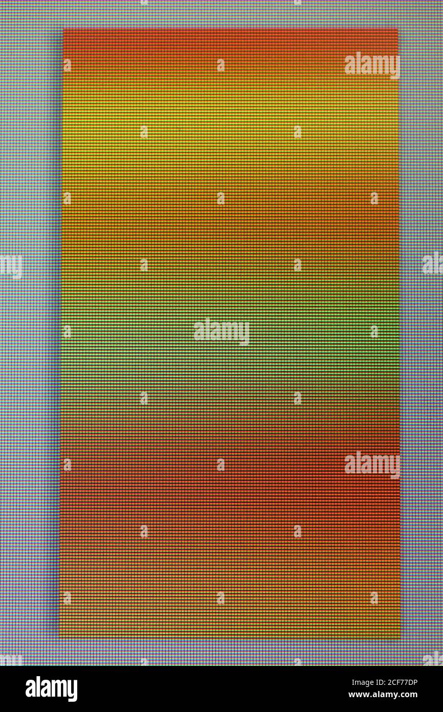 Ein Makrofoto eines chaotisch gefärbten Streifenrauschens auf dem defekten Telefonbildschirm. Eine gut sichtbare Pixelstruktur Stockfoto