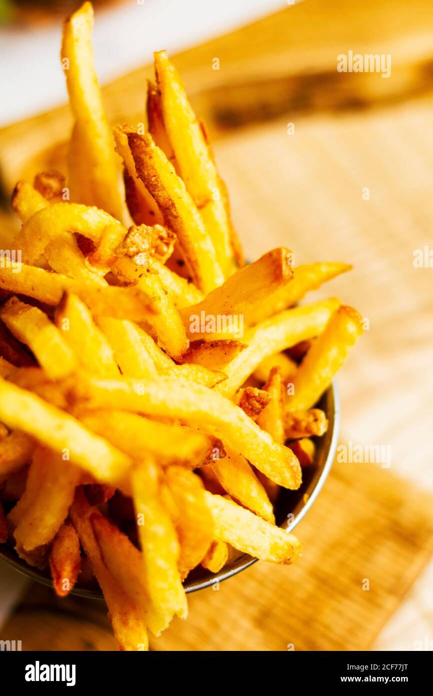 Pommes Frites auf der Schüssel Stockfoto