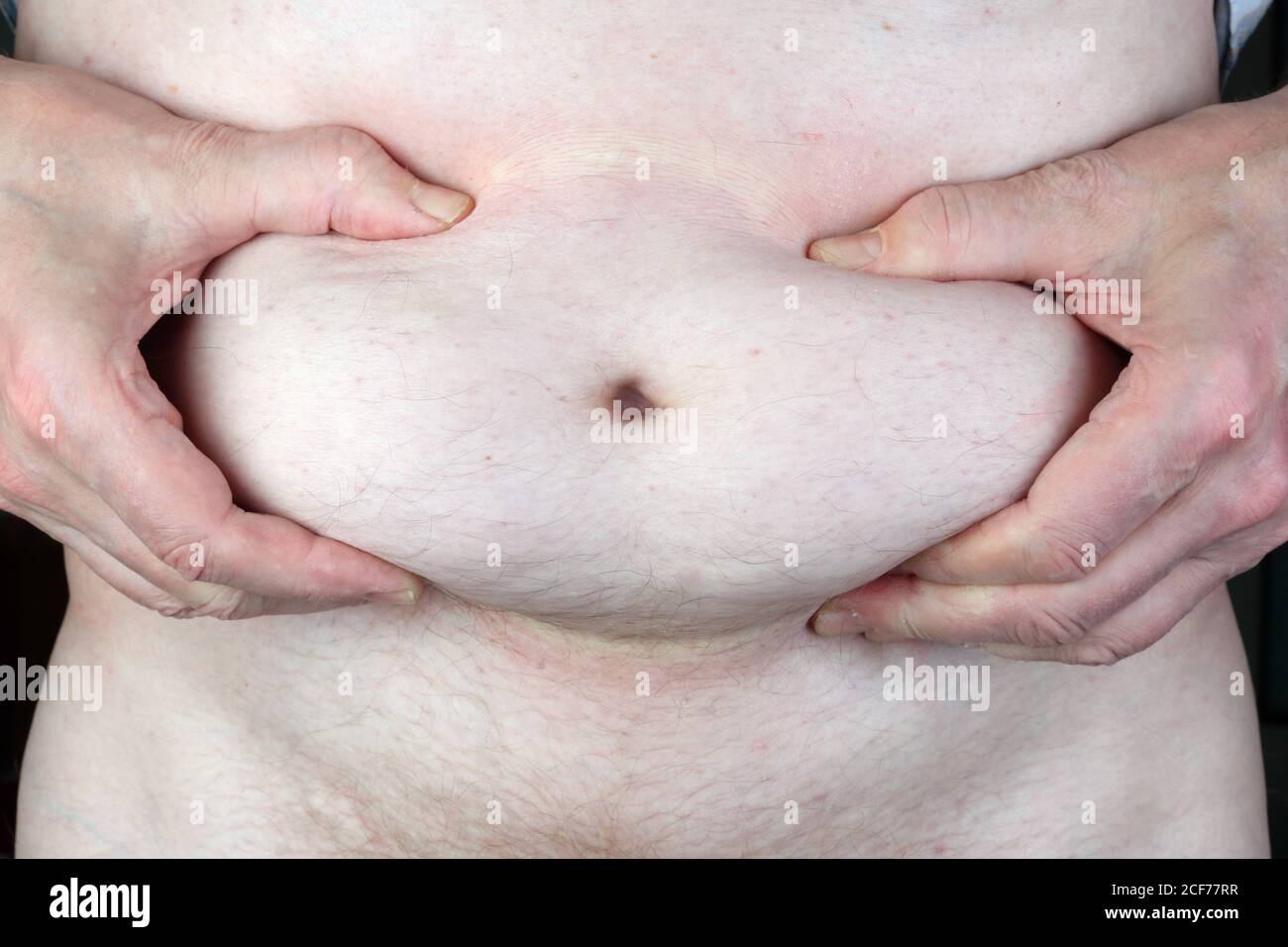 Mit dem Alter von 60 Jahren hat der durchschnittliche Mann einen Bauch mit einem Gewicht von mehreren Pfund. Stockfoto