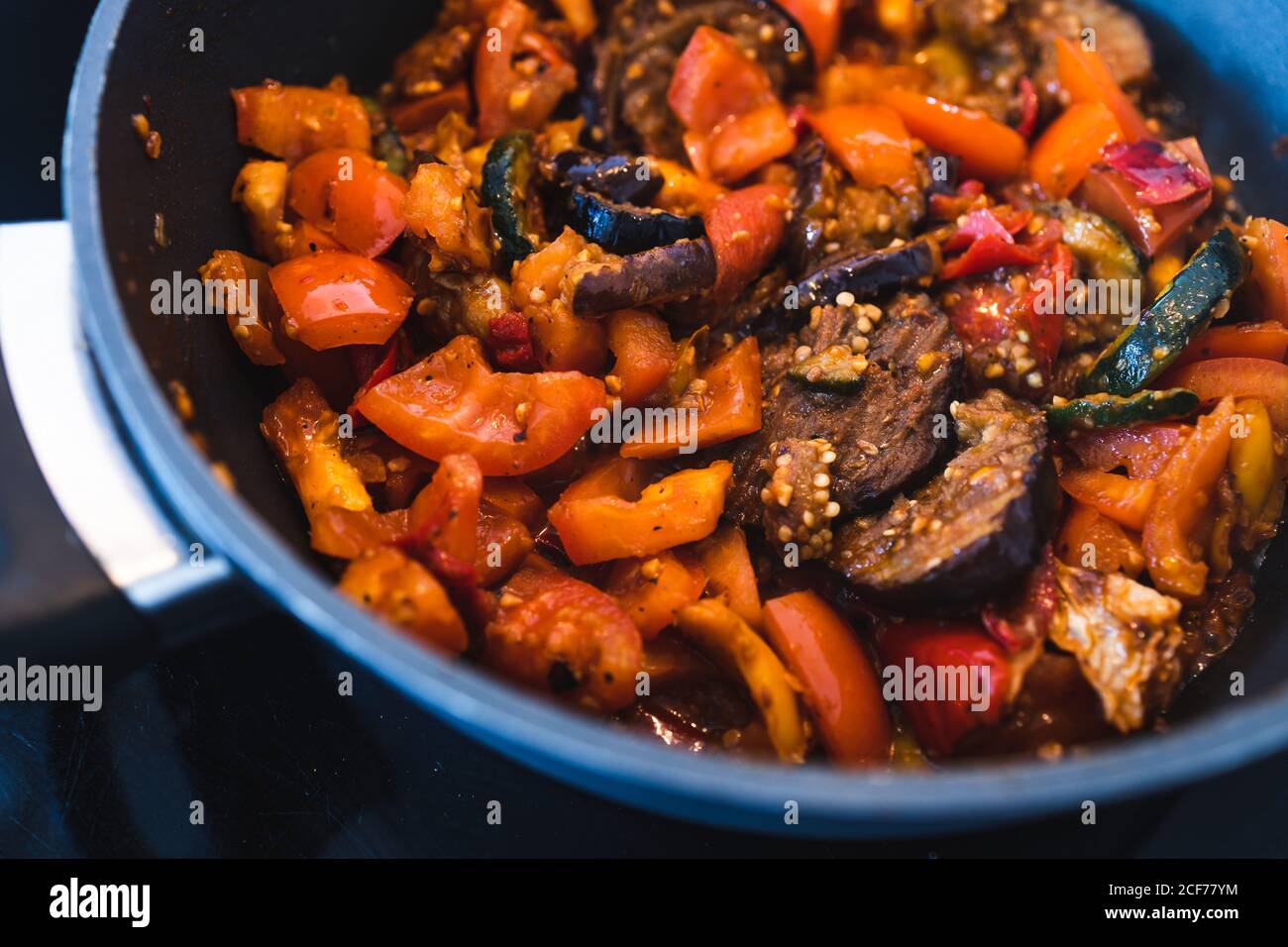 Gesunde pflanzliche Rezeptur Konzept, vegane Auberginen Zucchini und ...