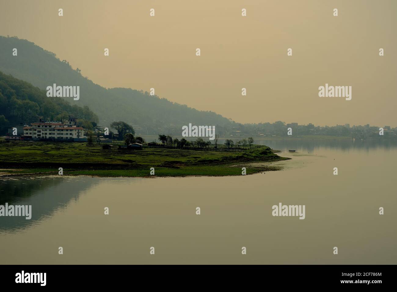 Ein Blick auf den See und die angrenzenden Hügel in Pokhara, Kaski, Provinz Gandaki Pradesh, Nepal. Stockfoto