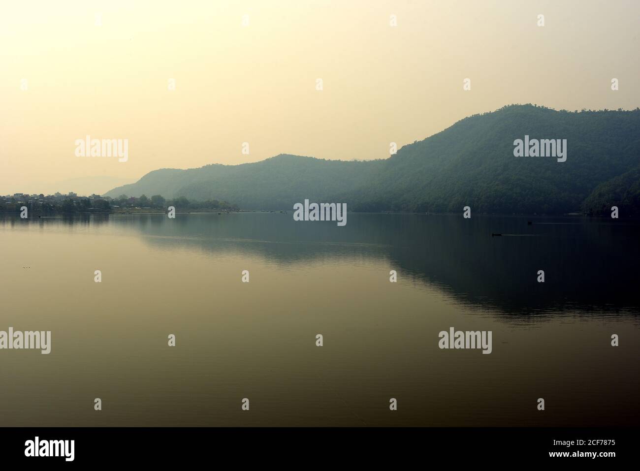 Blick auf den Phewa See und die angrenzenden Hügel in Kaski, Provinz Gandaki Pradesh, Nepal. Stockfoto