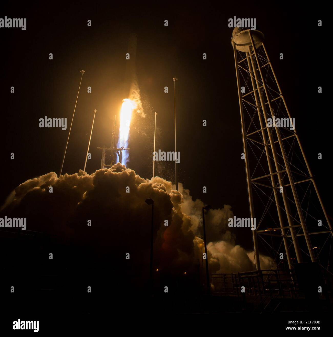 Die Orbital ATK Antares Rakete startet mit dem Cygnus-Raumschiff an Bord von Pad-0A, Montag, 21. Mai 2018 in der Wallops Flight Facility der NASA in Virginia. Die neunte von Orbital ATK beauftragte Mission zur Ladungsrückversorgung mit der NASA zur Internationalen Raumstation wird etwa 7.400 Pfund an Wissenschaft und Forschung, Besatzungsversorgung und Fahrzeughardware an das Orbitallabor und seine Crew liefern. Foto Credit: (NASA/Aubrey Gemignani) Stockfoto