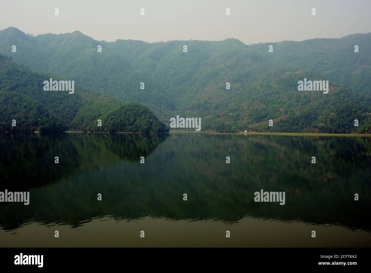 Morgenansicht des Phewa Sees und der umliegenden Hügel. Kaski, Provinz Gandaki Pradesh, Nepal. Stockfoto