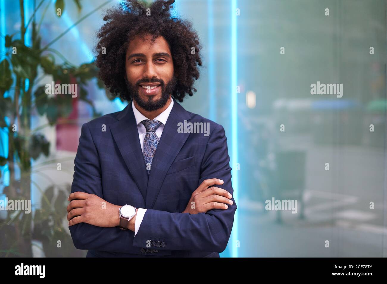Erfolgreiche schwarze Geschäftsmann in Anzug lächelnd Stockfoto