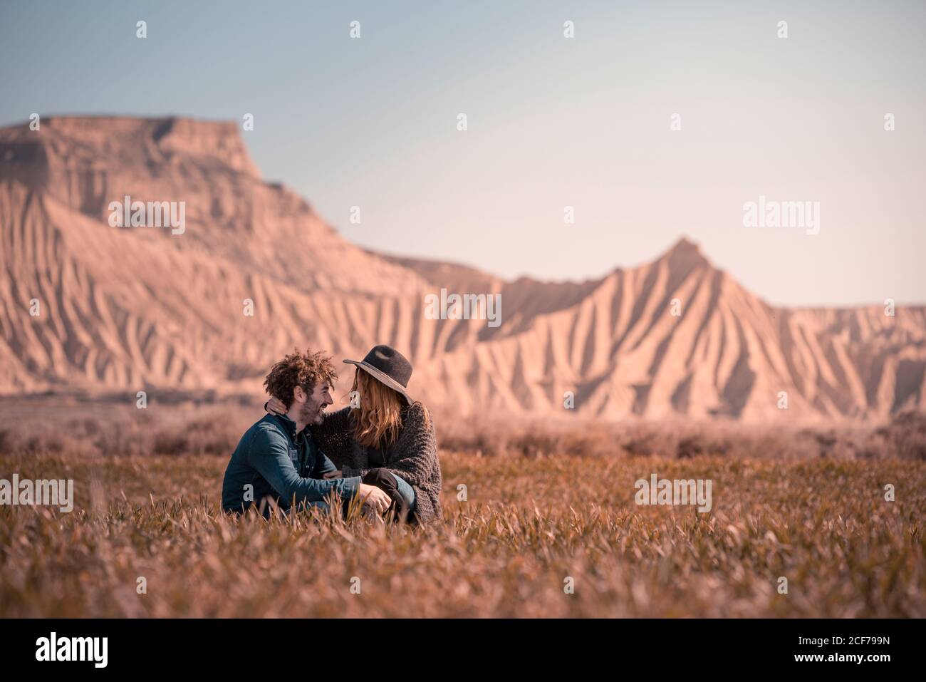 Glückliches Paar umarmt in hohem Gras von Wüstenland Stockfoto