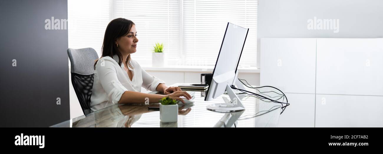 Selbstbewusste Geschäftsfrau Am Schreibtisch Stockfoto