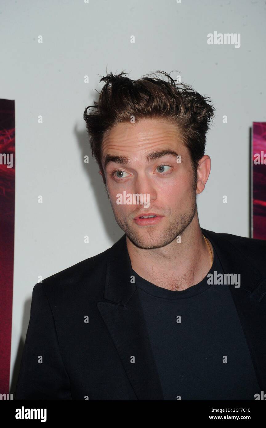 Manhattan, Vereinigte Staaten Von Amerika. Mai 2015. NEW YORK, NY - MAI 18: Robert Pattinson kommt zur "Heaven Knows What" New York Premiere im Celeste Bartos Theater im Museum of Modern Art am 18. Mai 2015 in New York City. Personen: Robert Pattinson Kredit: Storms Media Group/Alamy Live News Stockfoto