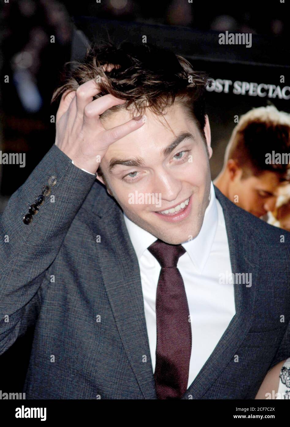 NEW YORK, NY - APRIL 17: Robert Pattinson bei der Premiere von "Water for Elephants" im Ziegfeld Theater am 17. April 2011 in New York City. Personen: Robert Pattinson Transmission Ref: MNC1 muss bei Interesse anrufen Michael Storms Media Group Inc. 305-632-3400 - Cell 305-513-5783 - Fax MikeStorm@aol.com www.StormsMediaGroup.com Stockfoto