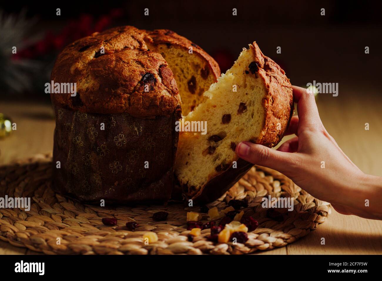 Frau Hand nimmt ein Stück Panettone Stockfoto