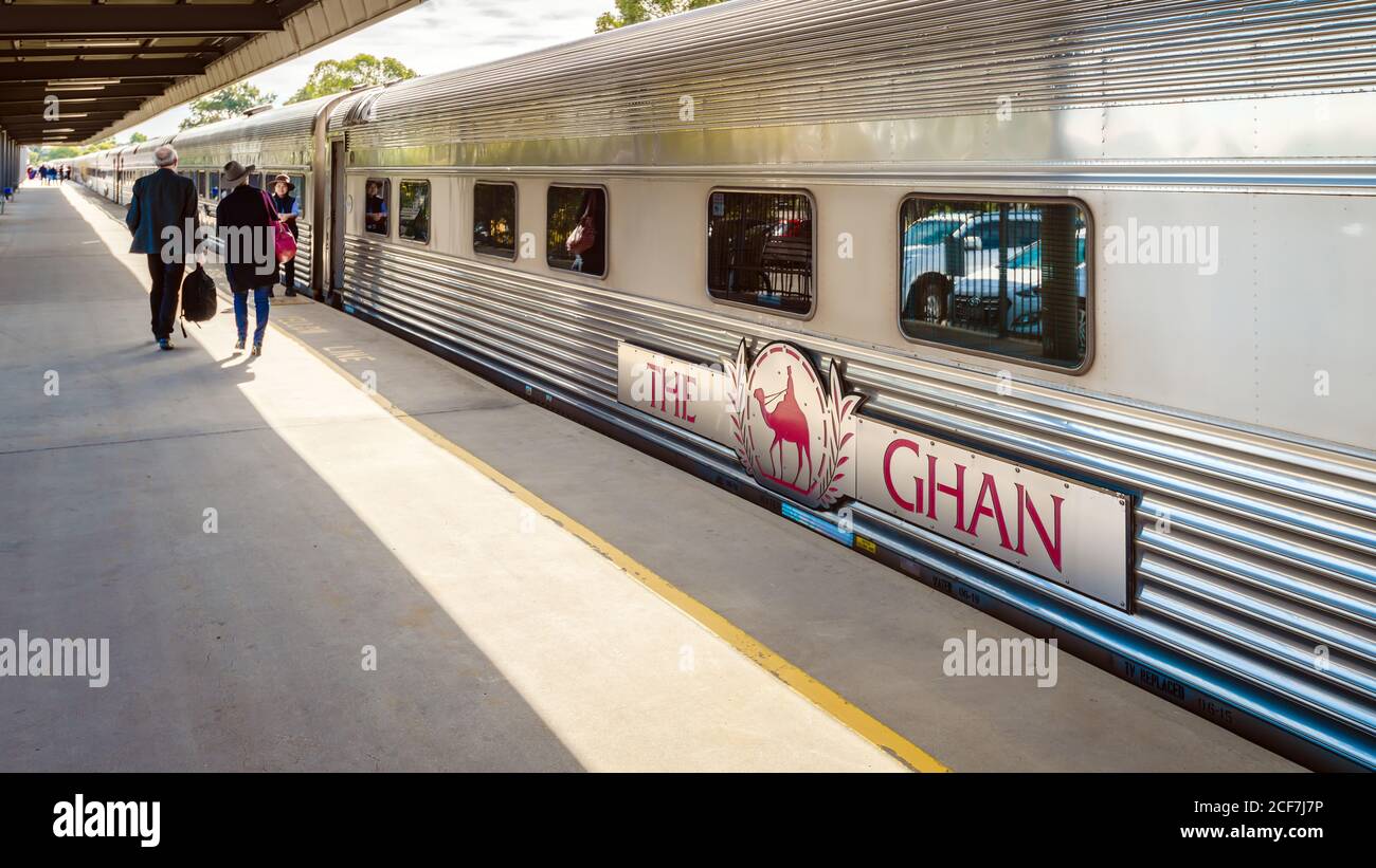 Adelaide Parklands Terminal, Südaustralien - August 4, 2019: The Ghan Zug bereit für sein 90-jähriges Bestehen besondere Service von Adelaide t abzuweichen. Stockfoto