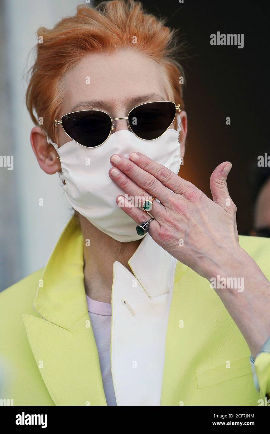 3. September 2020, Venedig, Italien: TILDA SWINTON trägt Maske und Sonnenbrille während der 77. Internationalen Filmfestspiele von Venedig. Die Sterne zeigten sich alle in Masken. Temperaturkontrollen wurden durchgeführt und soziale Distanzierungen beobachtet, als das Filmfestival von Venedig in die COVID-19-Ära eintrat. (Bild: © Fabio Sasso/ZUMA Wire) Stockfoto