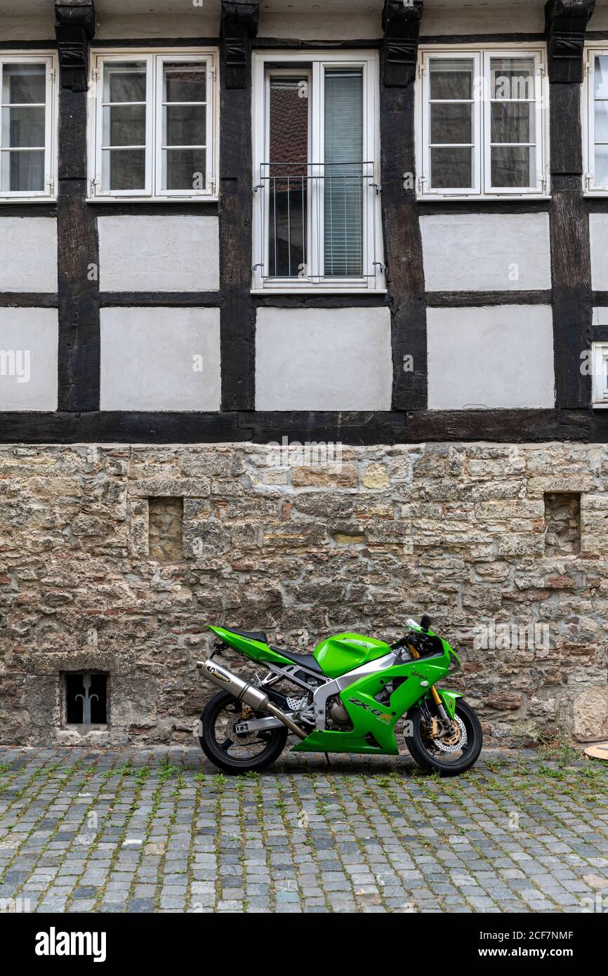 Altstadt und moderne Technik gehen in Braunschweig Hand in Hand. Neues Motorrad ist vor dem historischen Gebäude geparkt. Stockfoto