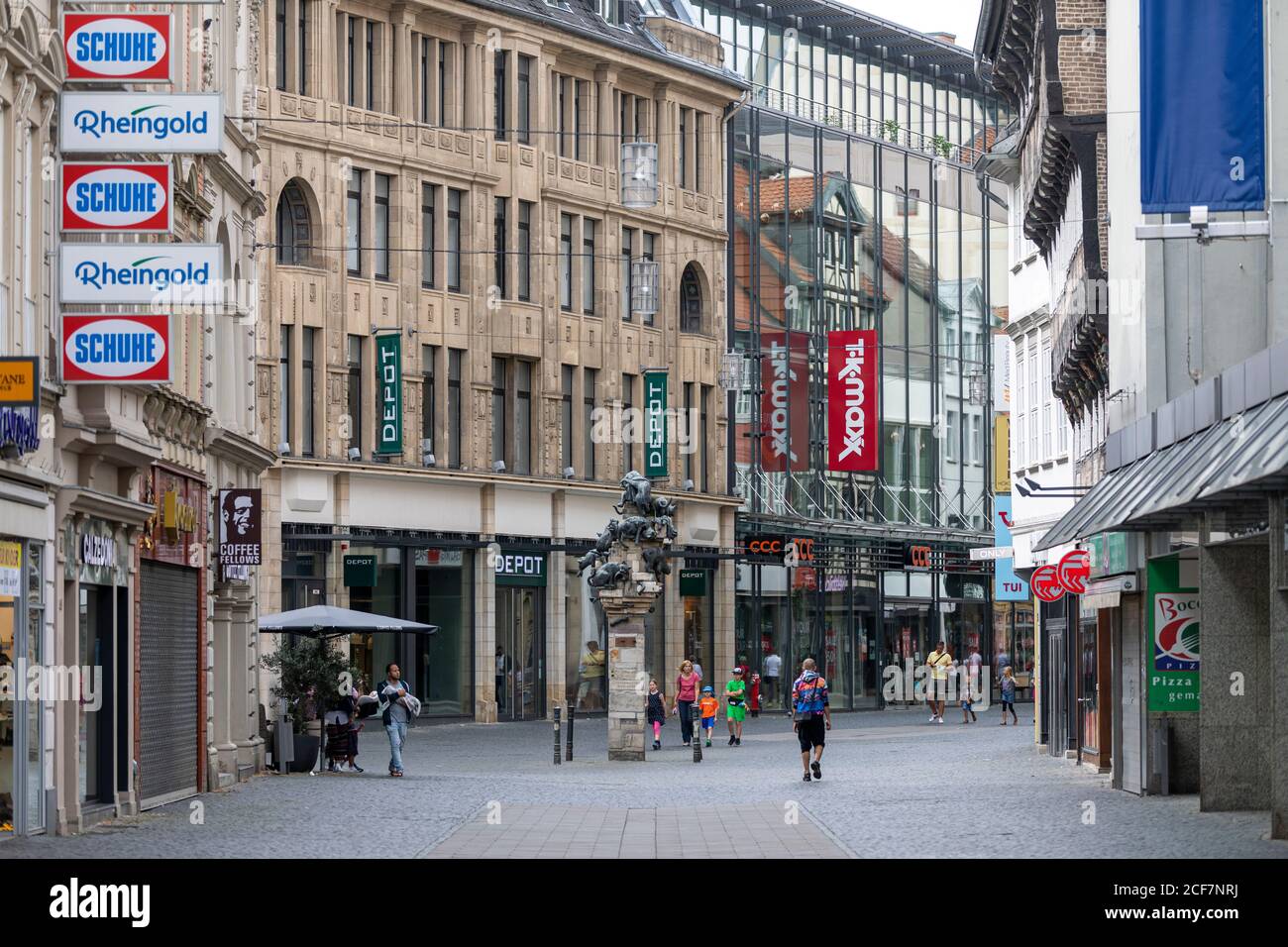 Geschäfte sind sonntags in Niedersachsen geschlossen. Dennoch laufen einige Leute durch die Altstadt von Braunschweig, um die historische Umgebung zu genießen. Stockfoto
