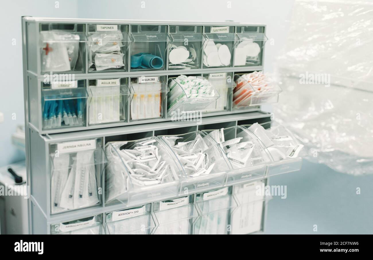 Kommode mit sterilen Spritzen, Verbänden, Utensilien und verschiedenen medizinischen Hilfsmitteln in der Klinik Stockfoto