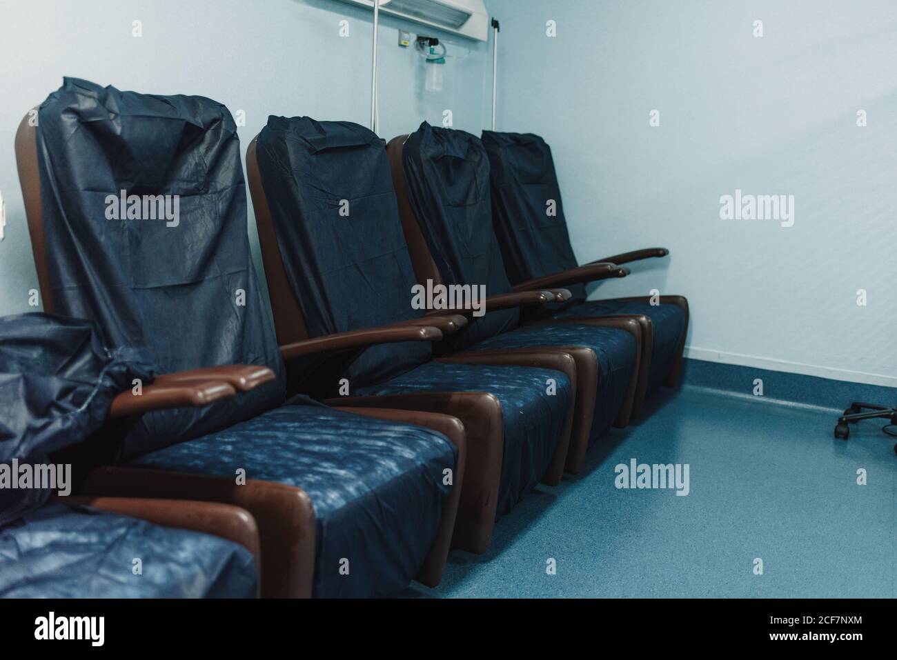 Leere schwarze Sessel für Patienten, Angehörige und Personal im Wartezimmer im Krankenhaus Stockfoto