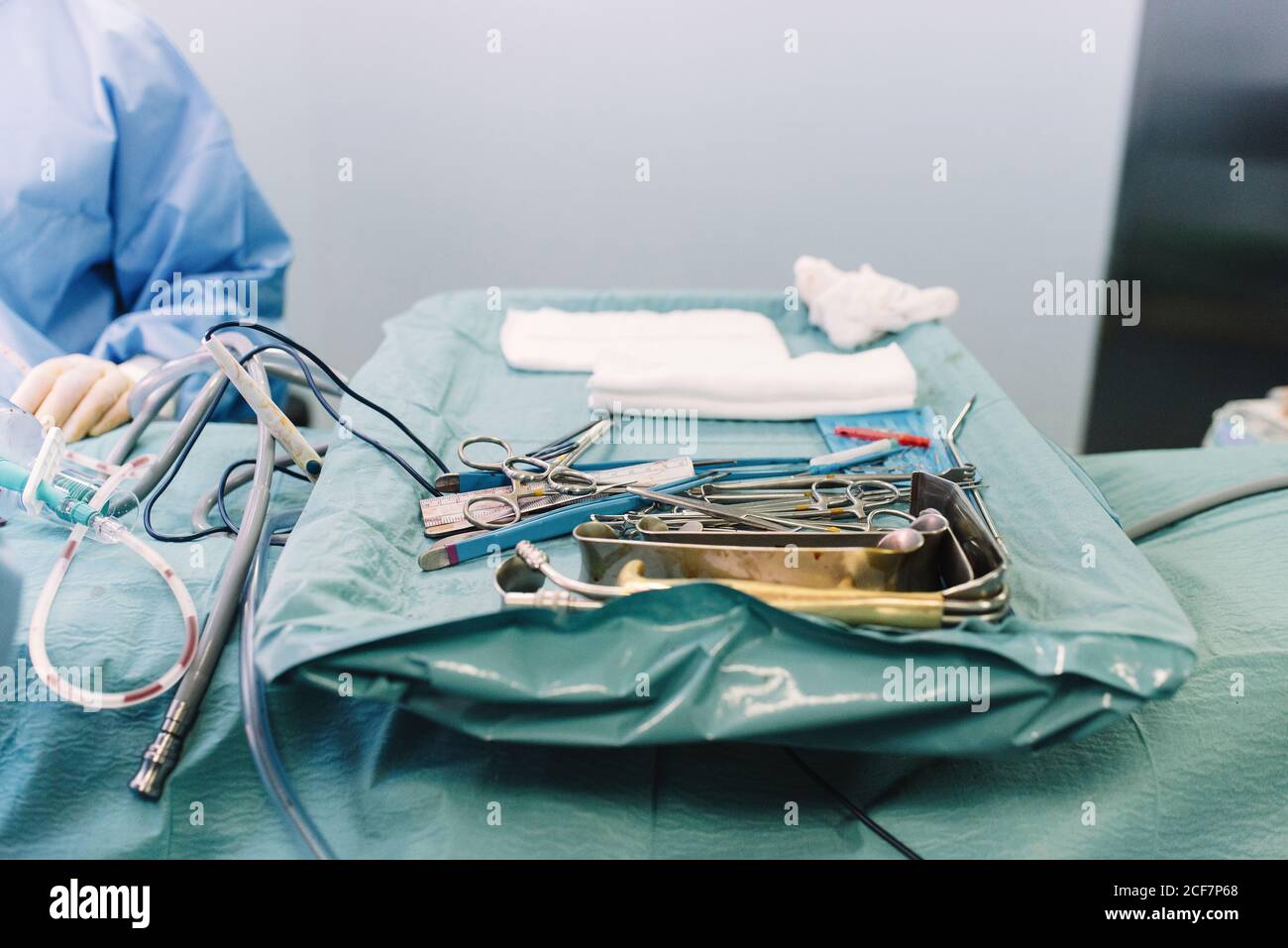 Von oben crop Sandic in Uniform setzen Schere auf Tablett Mit rostfreien chirurgischen Werkzeugen im Operationssaal Stockfoto