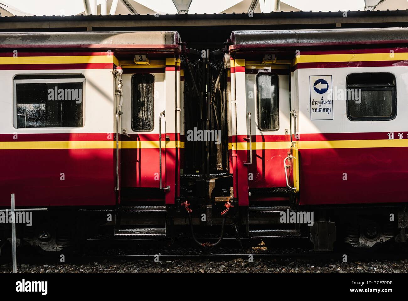 Seitenansicht der modernen rot-weißen Waggons des Zuges Am Bahnhof Stockfoto