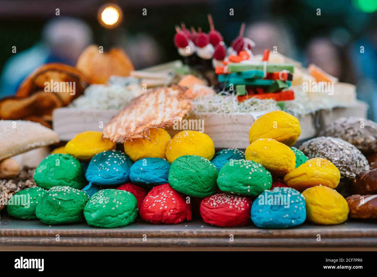 Auswahl an leckeren bunten Süßigkeiten auf dem Tisch auf Hochzeit serviert Süßigkeitenbuffet Stockfoto