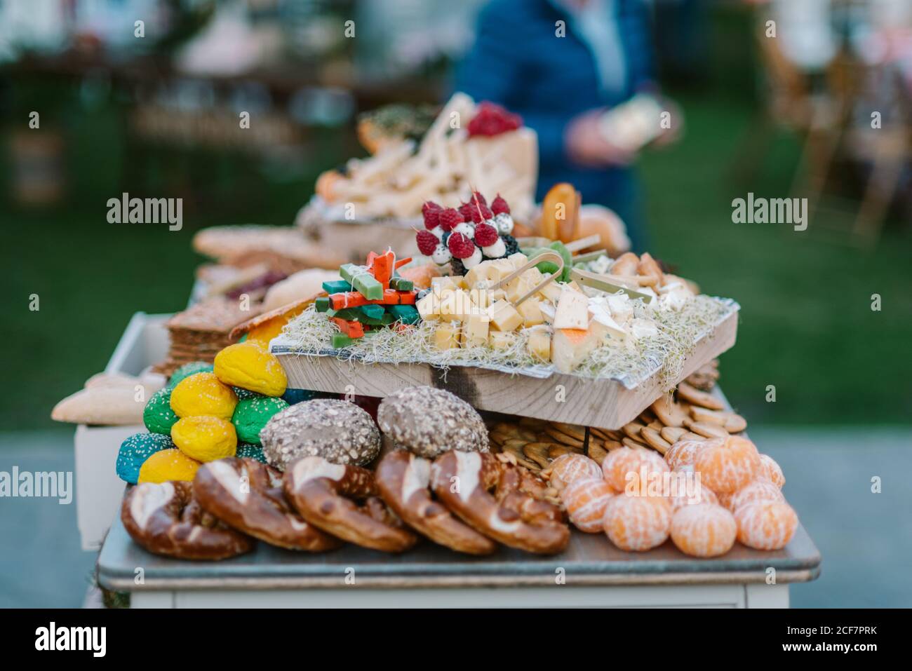 Holztablett mit Canapes auf Tablett mit Cookies und platziert Obst in der Süßigkeitenbar während der Hochzeitszeremonie im Freien serviert Stockfoto