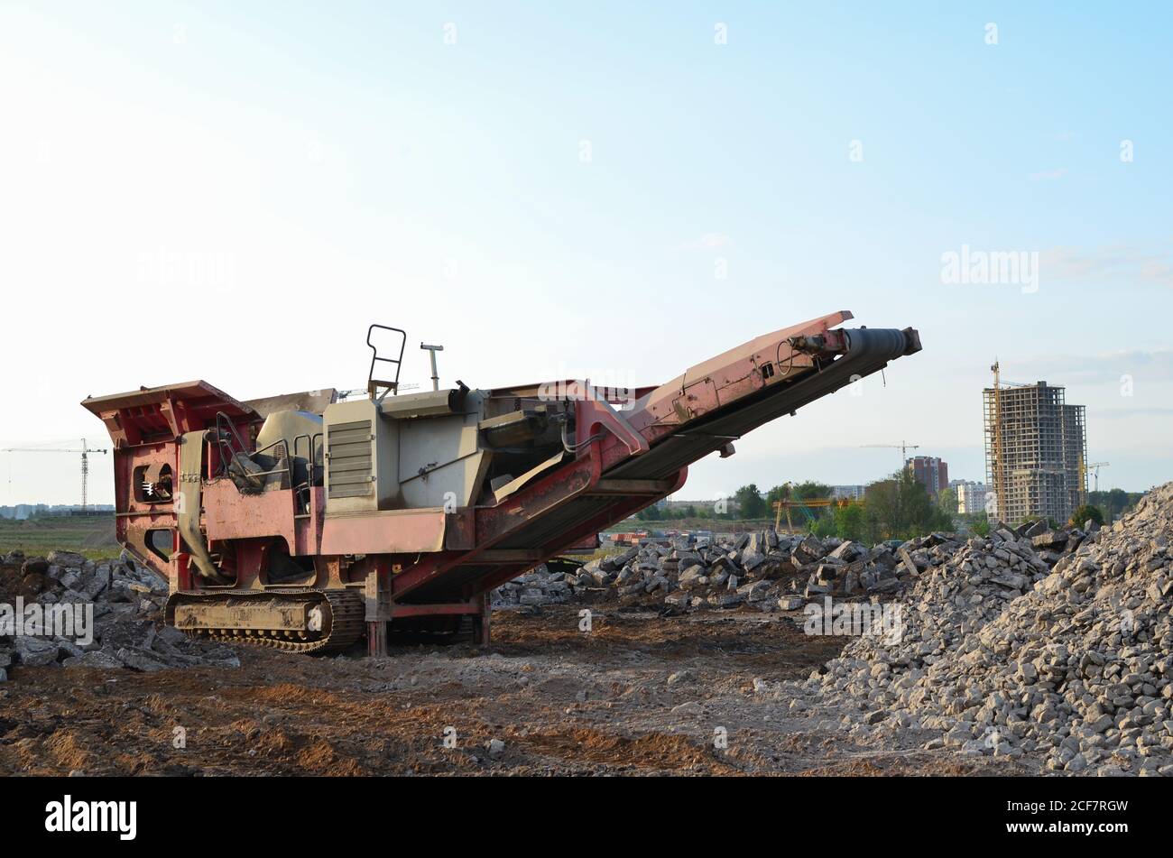 Mobile Steinkiefer-Brechmaschine zum Zerkleinern von Beton in Kies und anschließender Zementherstellung. Bergung und Recycling der Abbruchkonstruktion Stockfoto