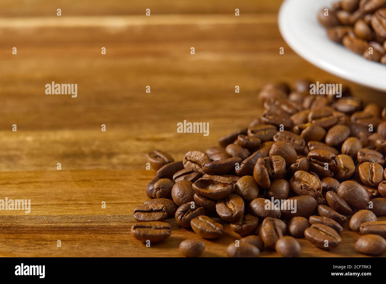 Internationaler Tag des Kaffees Konzept. Nahaufnahme weiße Kaffeetasse voller Kaffeebohnen. Stockfoto