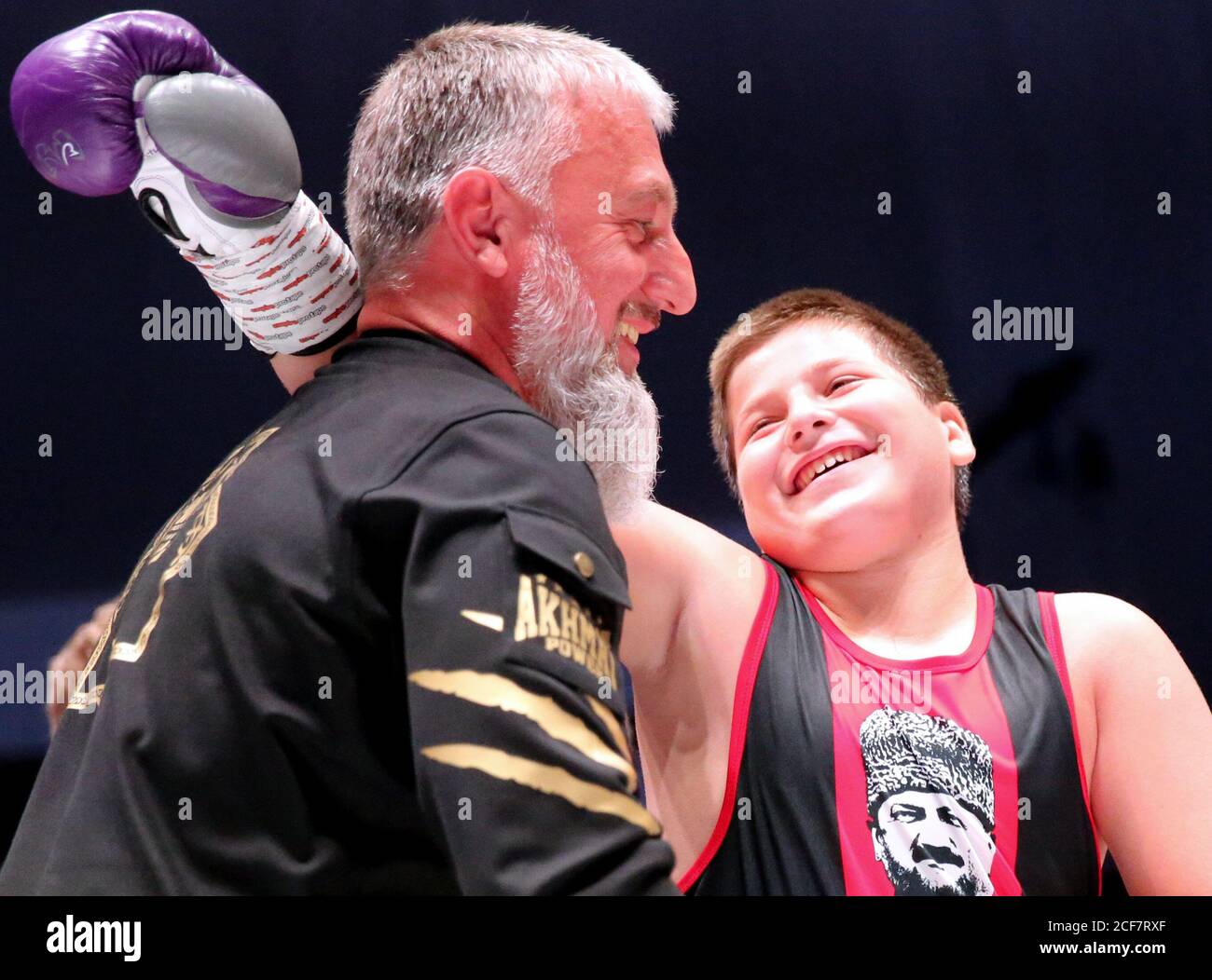 Grosny, Russland. September 2020. Berater des Chefs der Tschetschenischen  Republik Adam Delimkhanov (L) und Boxer Adam Kadyrov nach einem Kampf gegen  Emir Apazhev in der Zeit der Legends Profi-Boxturnier in Erinnerung an