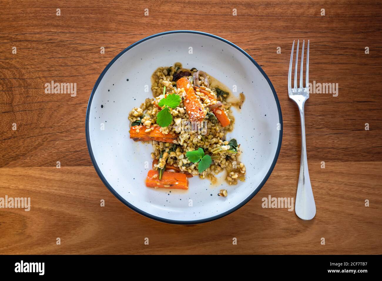 Freekeh-Salat mit geröstetem Kürbis, flaches Lay mit Kopierraum Stockfoto
