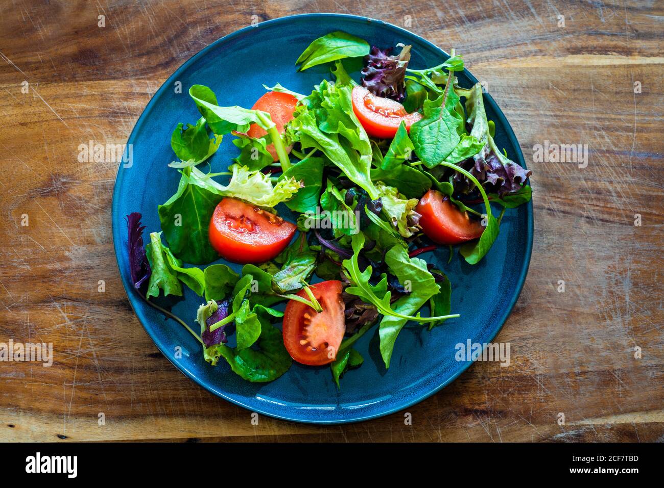 Grüner Salat mit Tomaten, flach legen Stockfoto